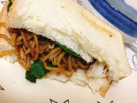 余った焼きそばをリメイク♡焼きそばサンド